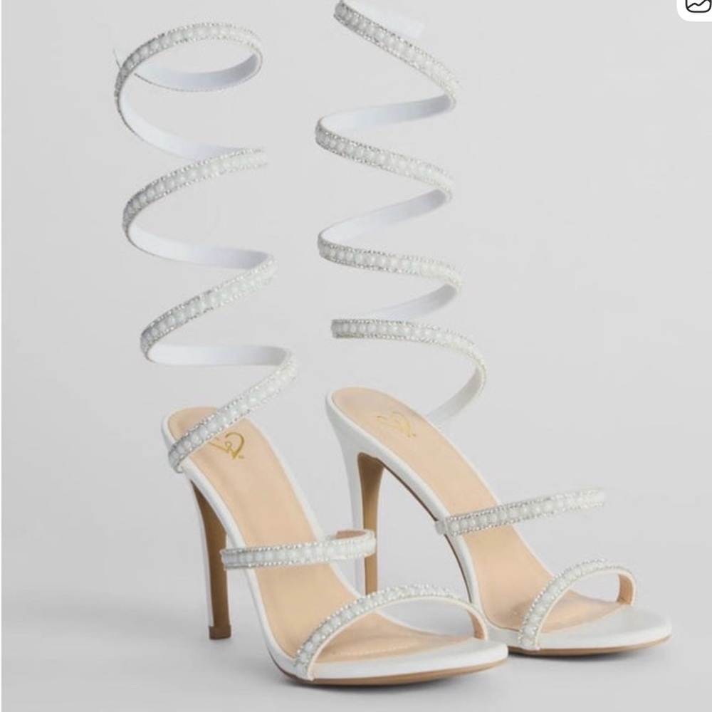 Elegant White Strappy Women's Heels size 6🔥🔥🔥